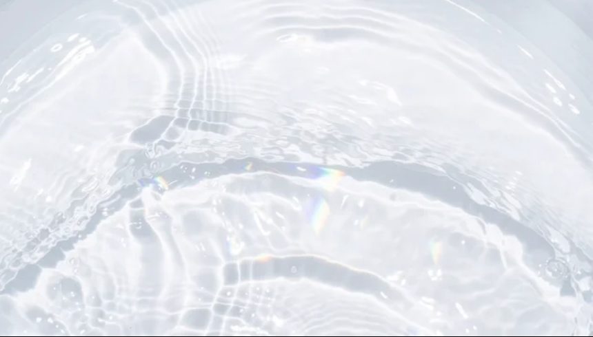 澄んだ水面（イメージ）